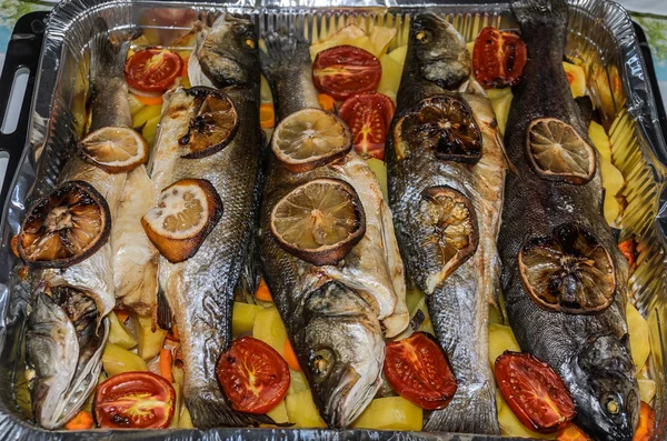 Peixe Assado Com Legumes Limão Forma Alumínio — Fotografia de Stock