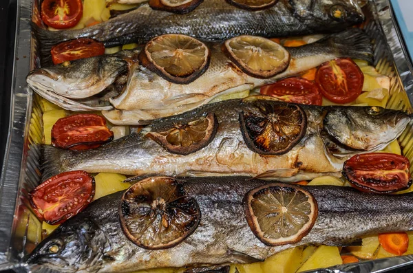 Peixe Assado Com Legumes Limão Forma Alumínio — Fotografia de Stock