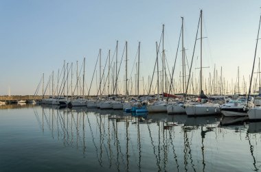 Limanda lüks yelkenli yatlar