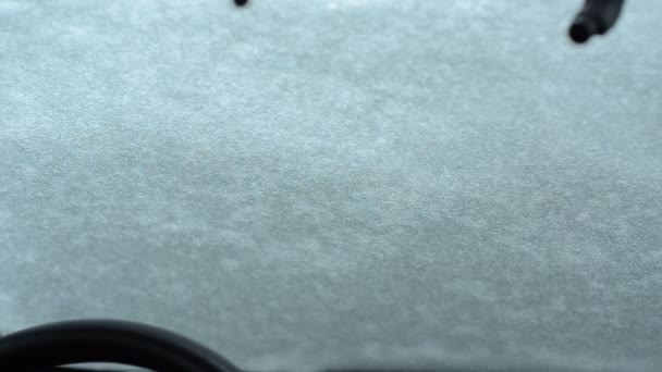 Autowischerblätter Reinigen Frontscheibe Winter Vom Schnee — Stockvideo