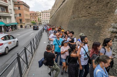 Roma, İtalya - Temmuz 2019: Vatikan Müzesinde turist kuyruğu