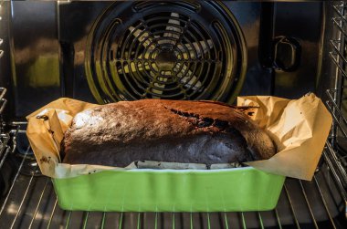 Elektrikli fırında pişmiş turta.