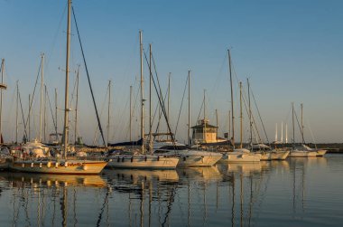 Roma, İtalya - Temmuz 2019: Limanda lüks yelkenli tekneleri