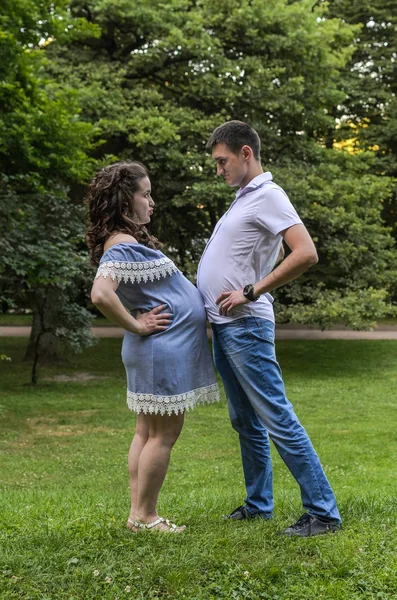 若い妊婦の妻と彼女の夫は 大きな腹 幸せな家族を持っている人を比較します — ストック写真