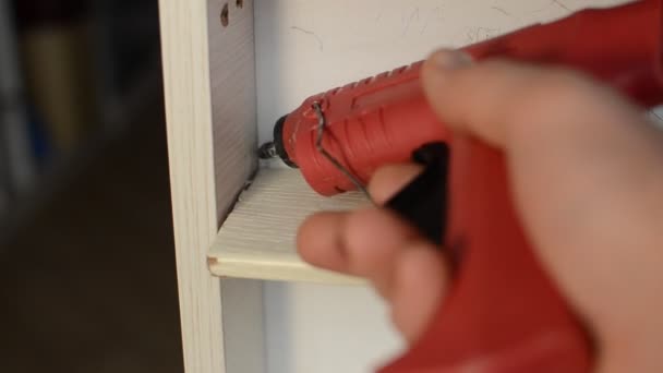 Mestre Repara Prateleiras Madeira Com Cola Quente Com Uma Arma — Vídeo de Stock
