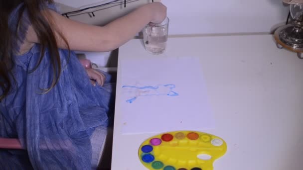 Menina Criança Desenha Com Aquarelas — Vídeo de Stock