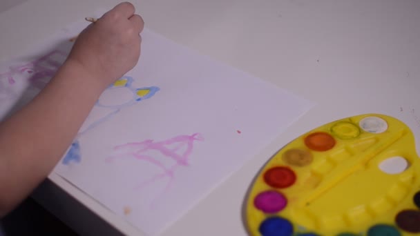 Menina Criança Desenha Com Aquarelas — Vídeo de Stock