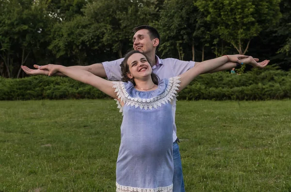 Jeune Couple Amoureux Lors Une Promenade Dans Parc Mari Étreint — Photo