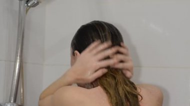 Genç, çekici, seksi kız banyoda duş alıyor.