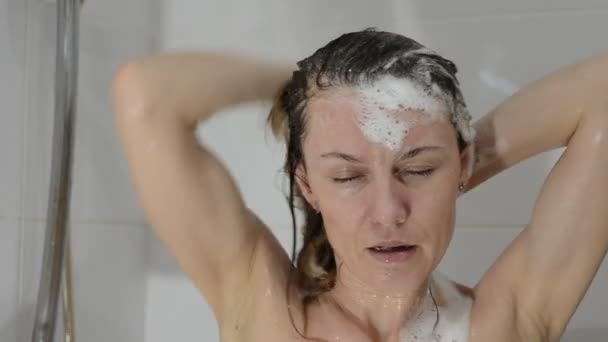 Jovem Encantador Sexy Menina Shampoos Sua Cabeça Banheiro — Vídeo de Stock