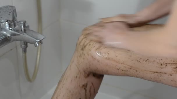 年轻迷人的性感女孩在浴室里擦咖啡脚 — 图库视频影像