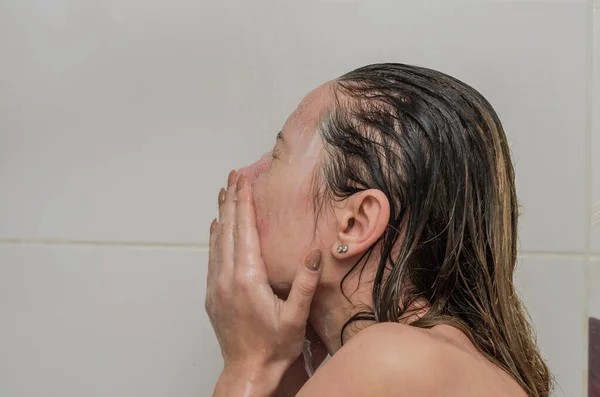 Jeune Fille Sexy Charmante Prend Une Douche Dans Salle Bain — Photo