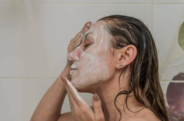 Joven Encantadora Chica Sexy Hace Una Máscara Exfoliante Blanco Cara — Foto de Stock