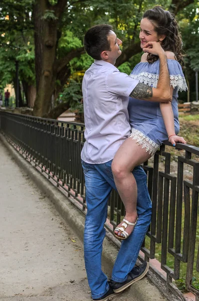 Jeune Couple Amoureux Lors Une Promenade Dans Parc Mari Étreint — Photo