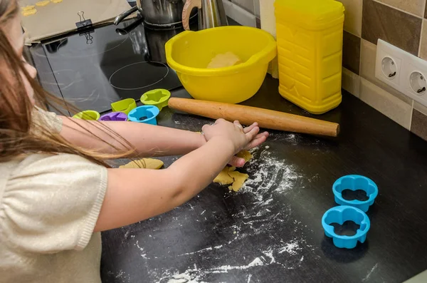 Mutfaktaki Küçük Sevimli Kız Unlu Hamur Işiyle Hamur Işi Yontuyor — Stok fotoğraf