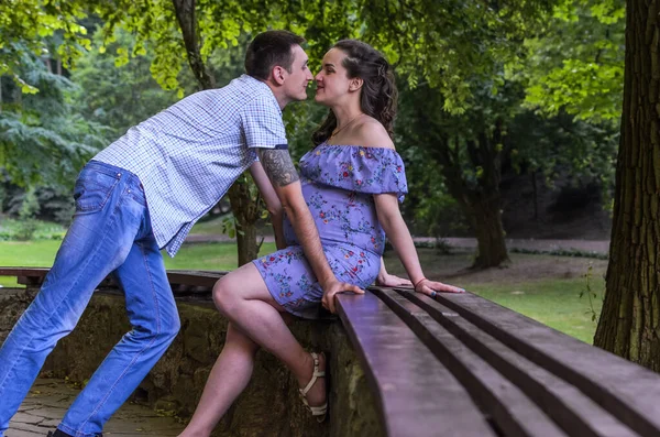 Jeune Couple Amoureux Mari Femme Enceinte Sur Banc Dans Parc — Photo