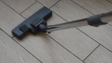 Elektrikli süpürge fayanslı evde çalışıyor.