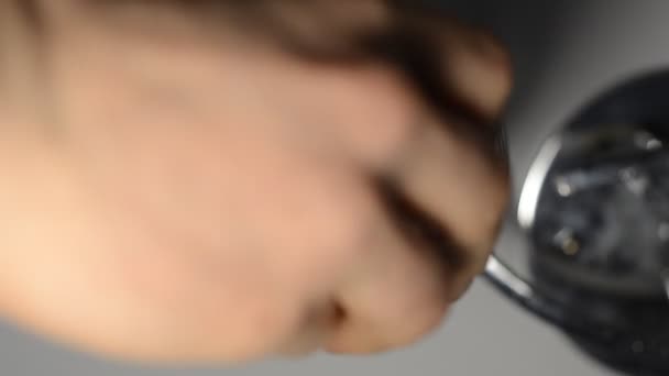 Maître électricien change l'ampoule dans la lampe 