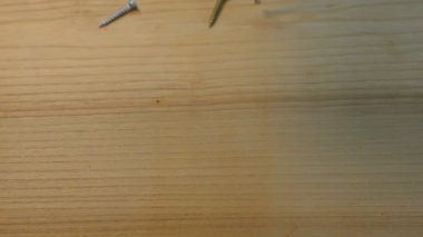 Vidalar ahşap bir masada yeterince uyur.