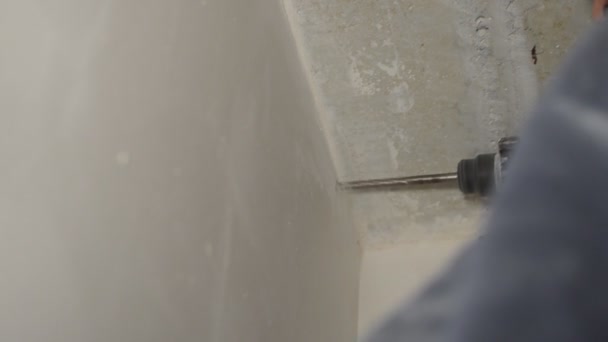 工人们用一个长的穿孔钻钻水泥墙 — 图库视频影像