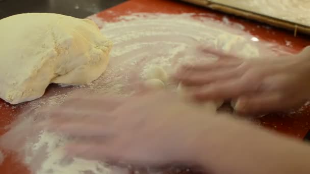 Femme Cuisinier Sculpte Boules Rondes Pâte Farine — Video