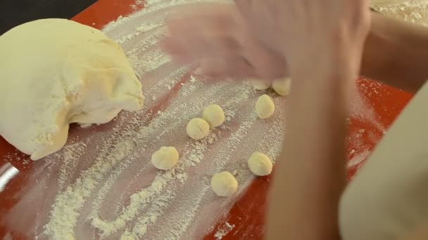 Femme Cuisinier Sculpte Boules Rondes Pâte Farine — Video