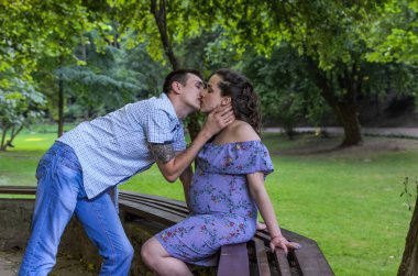 Birbirine aşık genç bir çift, parkta bir bankta oturan karı koca, mutlu bir aile.