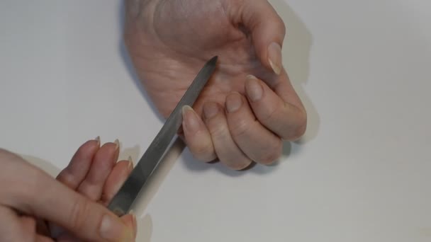 Frau Macht Maniküre Der Hände Mit Nagelfeile — Stockvideo