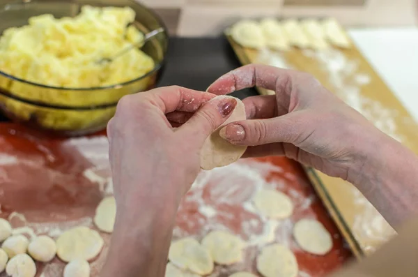 Mujer Cocinero Esculpe Albóndigas Masa Harina Con Patatas — Foto de Stock