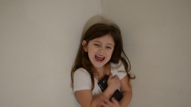 Petite Fille Enfant Rend Pas Téléphone Portable Pleure Hystérie Près — Video