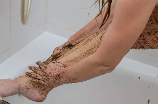 Mladý Okouzlující Sexy Dívka Dělá Kávu Nohy Drhnutí Koupelně — Stock fotografie