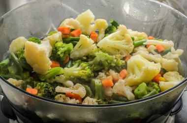 Çiğ sebzeler çift katlı kazanda pişirilir.