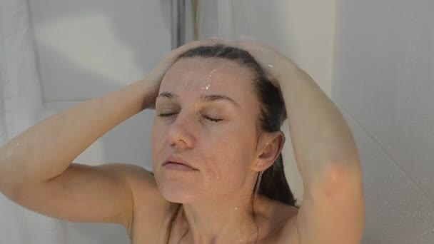 Junge Charmante Mädchen Wäscht Der Dusche — Stockvideo
