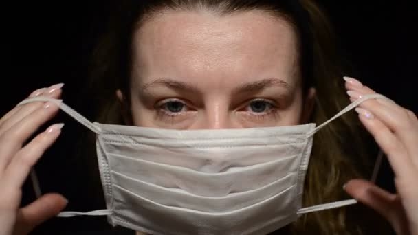 Kadın Siyah Arka Plana Tıbbi Maske Takıyor — Stok video
