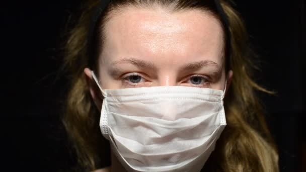 Frau Setzt Arztmaske Auf Schwarzem Hintergrund Auf — Stockvideo