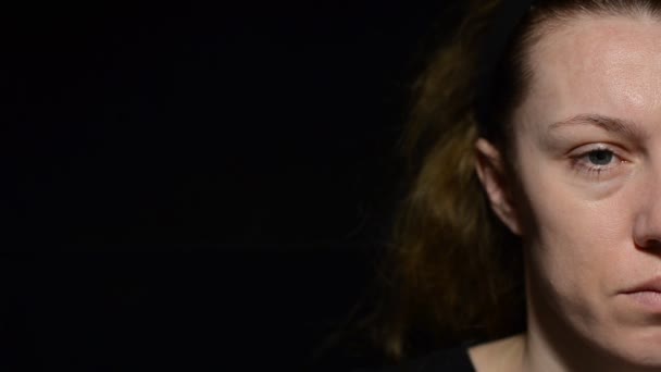 Жінка Одягає Медичну Маску Чорному Тлі — стокове відео