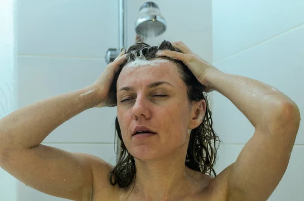 매력적 아가씨가 샤워실 씻는다 — 스톡 사진