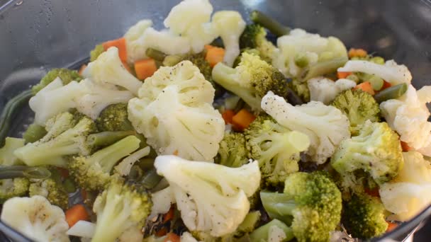 生蔬菜在双层锅里蒸熟 — 图库视频影像