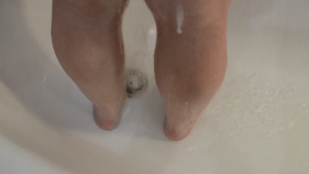 お風呂の下水道に足を下ろす石鹸水 — ストック動画