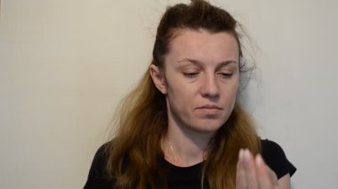 Genç bayan suyla birlikte bir hap içiyor.