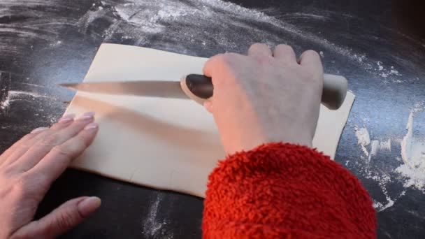 Mulher Cozinha Corta Massa Com Uma Faca — Vídeo de Stock