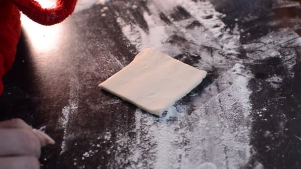 Mujer Cocina Preparando Galletas Envolviendo Cerezas Una Masa — Vídeos de Stock