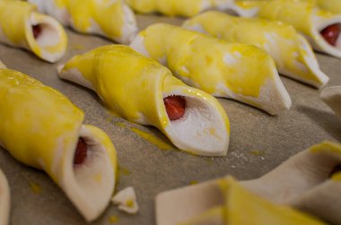 Çiğ hamur kirazlı ve kremalı kurabiye yapmak için.