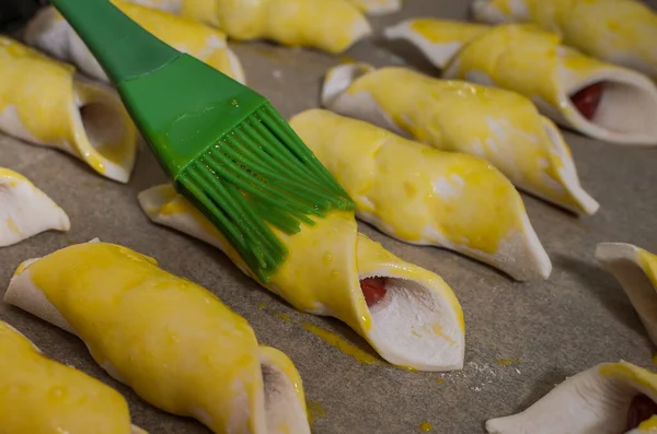 Confectioner Mengolesi Adonan Mentah Dengan Icing Kuning Ketika Memasak Kue — Stok Foto