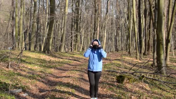 Fiatal Lány Maszkban Fut Erdőben — Stock videók