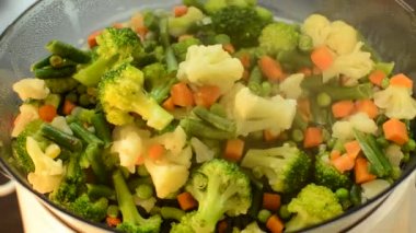 Çiğ sebzeler çift katlı kazanda pişirilir.