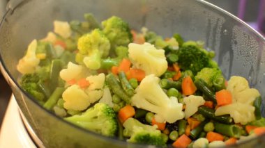 Çiğ sebzeler çift katlı kazanda pişirilir.