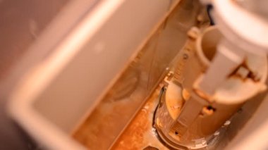 Eski paslı tuvalet sifon mekanizması Sifonu çeken su