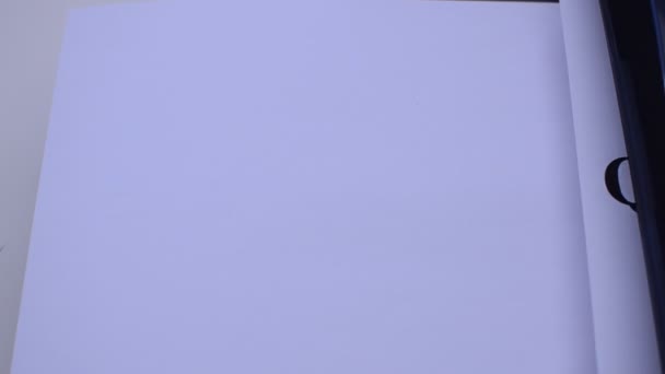 L'imprimante imprime une inscription sur la quarantaine papier 