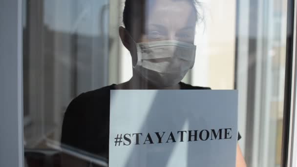 의료용 마스크를 소녀가 스타야 토메라는 표지판을 — 비디오